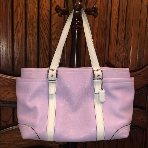Coach Handbags - FIRM PRICE 🛑Large COACH tote 👜